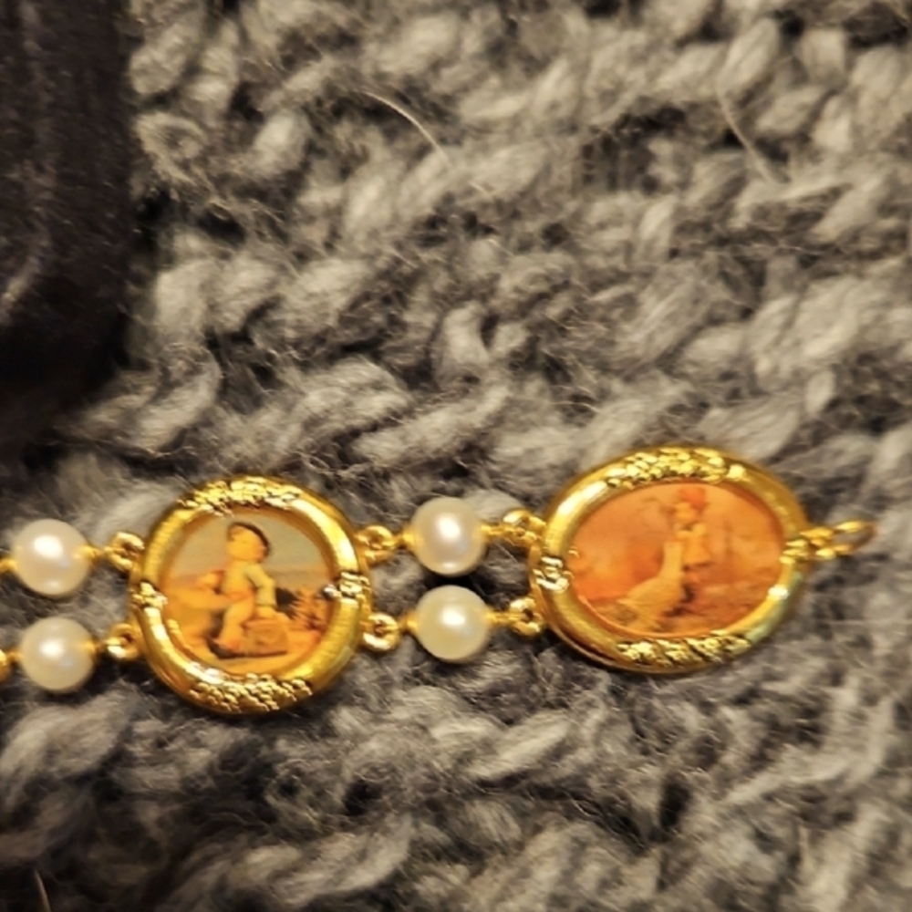 VNT Danbury Mint 3 Piece Jewelry Set With Pearls Hummel NWOT - Picture 4 of 6